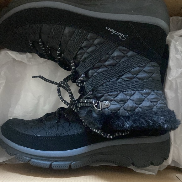 Sketchers memory foam black winter boots. Size 9 Soft & fuzzy.  Great condition - Picture 4 of 5